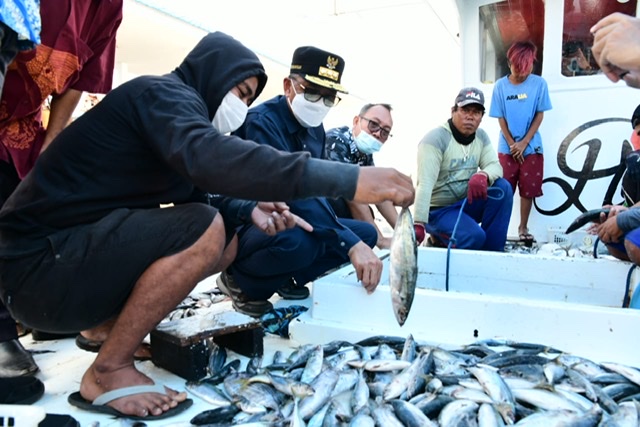 Di Pusat Pelelangan Ikan Lonrae Bone, Nelayan Sampaikan Keluhan Ini ke Nurdin Abdullah